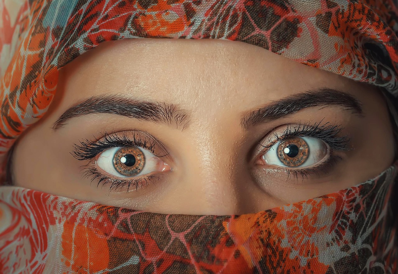 gambar wanita menggunakan hijab terlihat mata