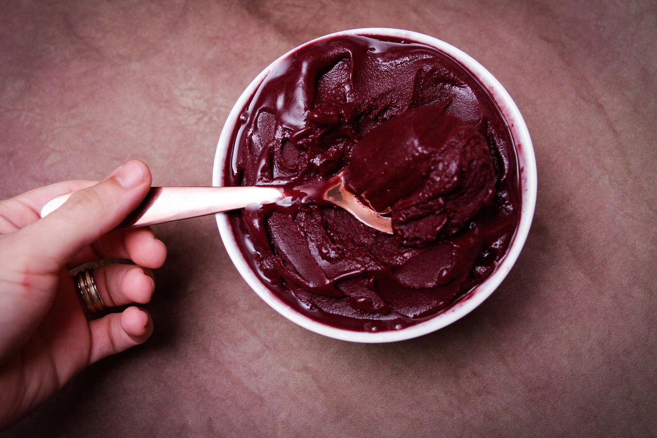 Gambar Es Krim di Tangan